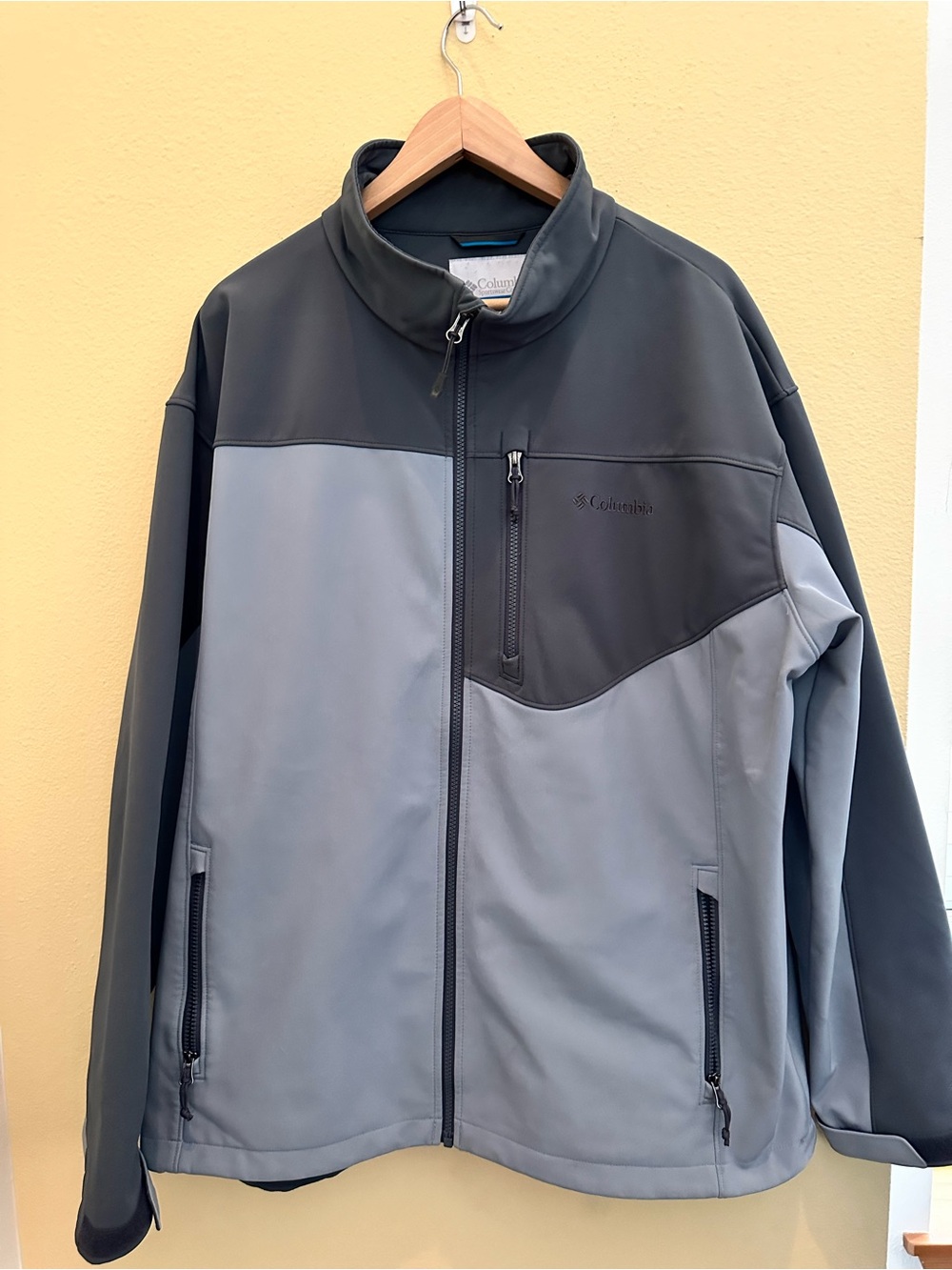 Columbia Men’s Two-Tone Gray Softshell Jacket – Dark/Light Gray